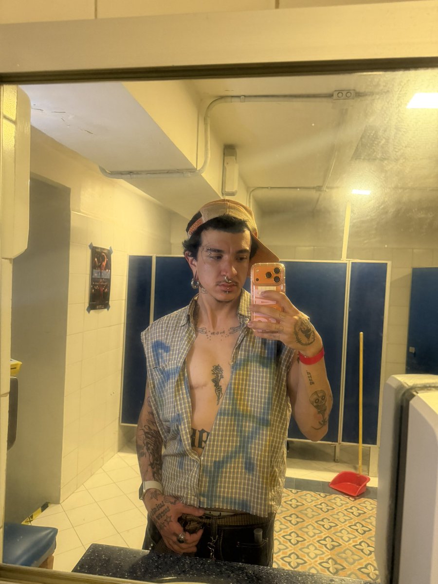 santopuchacho's tweet photo. transsexual he/him butch lesbo🏳️‍⚧️🩷 y ni modo!!! 
feliz día a todxs mis transmasculindxs lenchxs!!! 
 y recuerden que la lesbiandad también se ve así 👏🏼❤️🩷🧡🤍 https://t.co/Rcj9orBXQa