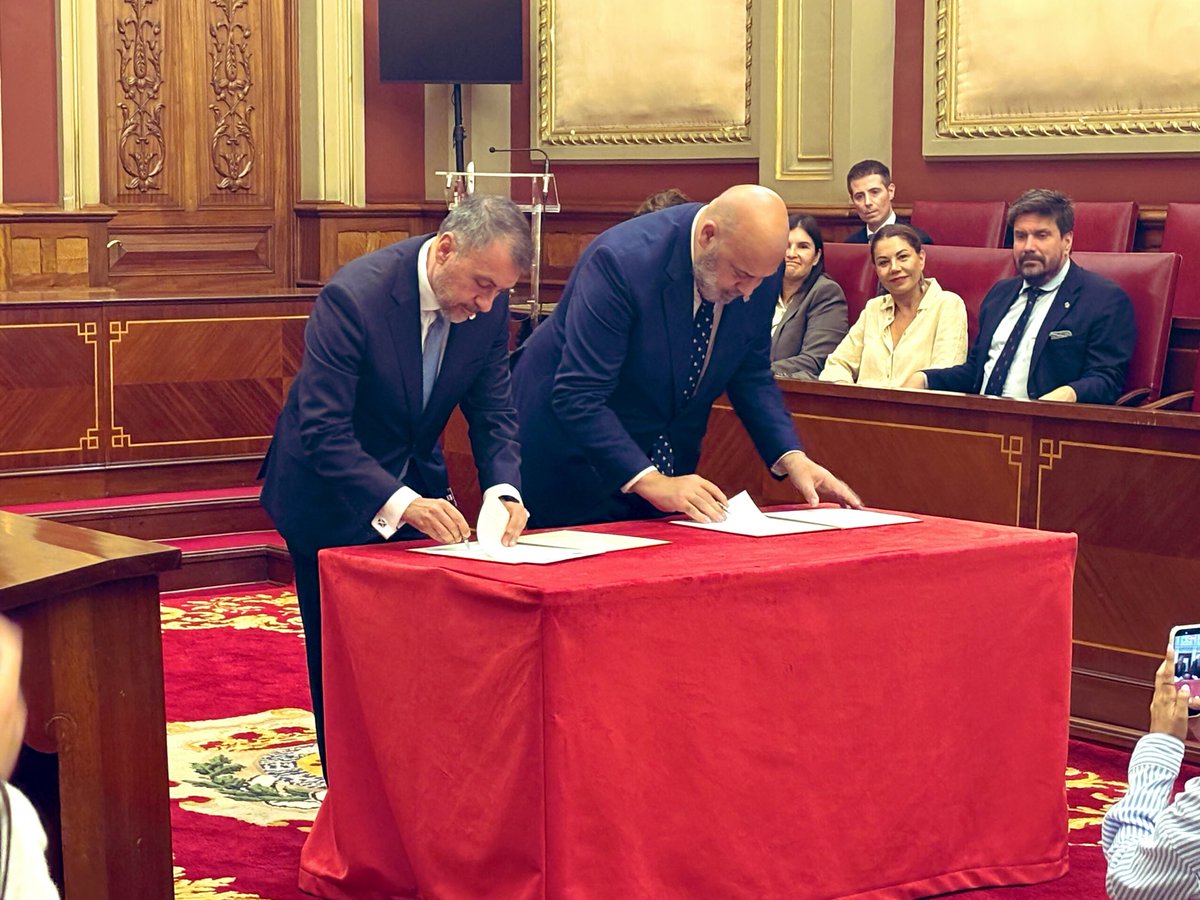 CAEB's tweet photo. Finalizamos con el acto de hermanamiento entre @santacruz_ayto y @ajuntpalma rodeados de la sociedad civil y empresarial de ambas capitales estrechando lazos y modelos económicos que deben hacer compatible el crecimiento de ambas ciudades con el bienestar de los ciudadanos https://t.co/8yTjSGSGFR