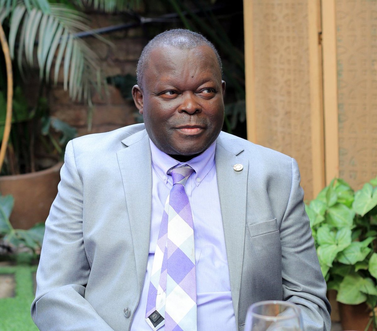 cpmayiga's tweet photo. Kitalo nnyo ekya Munnamateeka Dick Steven Mubiru Kalenge!

Omugenzi abadde munnamateeka mukuukutivu nnyo, ng'oggyeko okubeera omu ku batandisi ba Kalenge Bwanika Kisubi & co. Advocates '@kbkadvocatesUg' aweereza bulungi Eggwanga lye Buganda ne Uganda okutwaliza awamu. Yaweerezaako ne ku bboodi ya Buganda Land Board.

Nneetabye mu kusabira omwoyo gw'omugenzi mu maka ge e Bbunga akawungeezi ka leero.

Tunyoleddwa nnyo okuviibwako munnamateeka munnaffe, abadde akola emirimu gye n'obukugu ate mu bwegendereza. Ekisaawe ky'ebyamateeka kijja kumusubwa nnyo.

Nsaasira nnyo abooluganda n'emikwano gy'omugenzi, era tusaba Katonda omwoyo gwe agwanirize na kisa.🙏