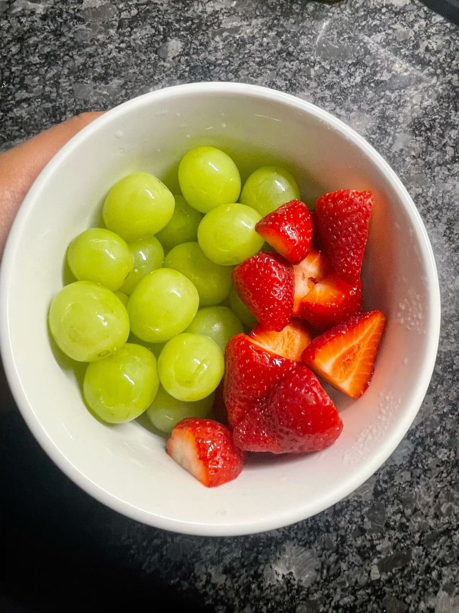 hopefulhob's tweet photo. THIS OR THAT 🌟

kalian lebih suka buah anggur 🍇 atau stroberi 🍓?? https://t.co/GkYKXcpBck