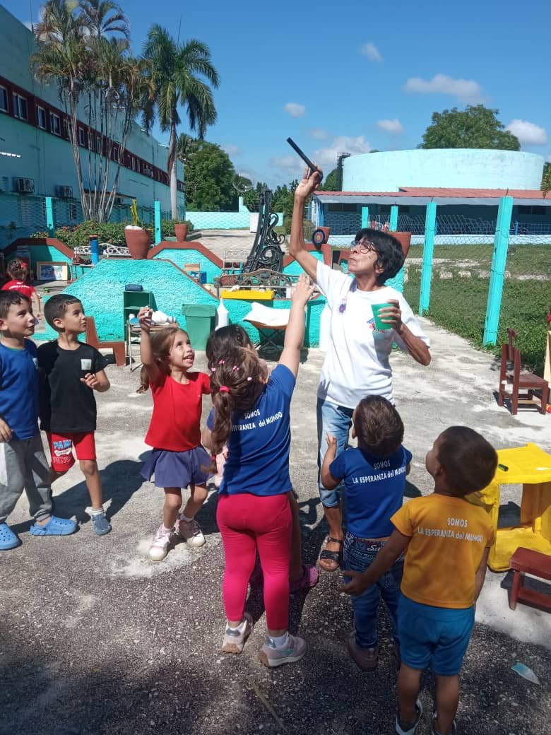 InfanciaSancti's tweet photo. Se observa hoy en la casita infantil Los Vaqueritos de mi Reina el esfuerzo de quienes entienden que los primeros años son decisivos, se combina la pedagogía con la ternura, logrando que los niños aprendan a ser autónomos y felices en un entorno que los protege y los impulsa. https://t.co/UeAcErPiBS