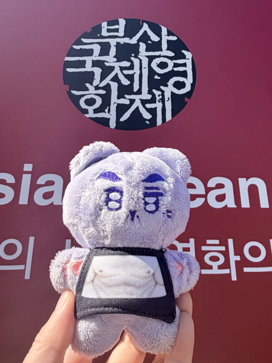 Oreospam99's tweet photo. 부산 떠나기 전에 부캉이 보고 왔어.
부산역에서 30분 헤맸어.
덕분에 지하철역에서 9979 네 명 만났어. 서로 바로 알아봤지!
부산 길거리에서 9979 만나는 게 영화의 전당에서 배우 만나는 것보다 훨씬 더 어려워.
진짜 운 좋았어 ㅋㅋㅋ.
다들 챙겨줘서 고마워. 이번 부산행도 성공적이야!
다음에 또 만나!