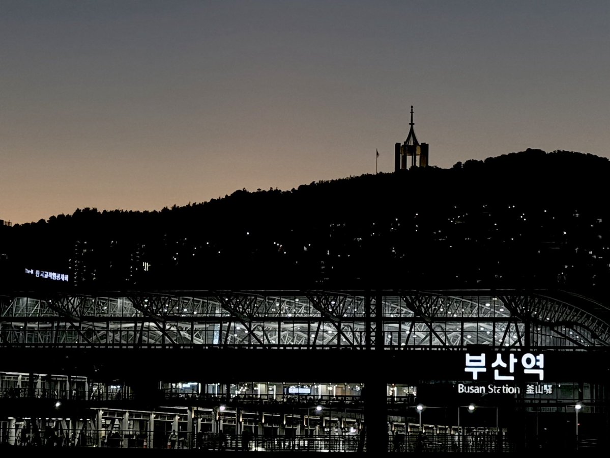 Oreospam99's tweet photo. 부산 떠나기 전에 부캉이 보고 왔어.
부산역에서 30분 헤맸어.
덕분에 지하철역에서 9979 네 명 만났어. 서로 바로 알아봤지!
부산 길거리에서 9979 만나는 게 영화의 전당에서 배우 만나는 것보다 훨씬 더 어려워.
진짜 운 좋았어 ㅋㅋㅋ.
다들 챙겨줘서 고마워. 이번 부산행도 성공적이야!
다음에 또 만나!