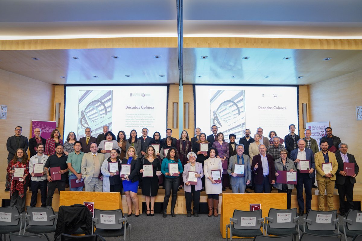 elcolmex's tweet photo. En el marco de los 86 años de El Colegio de México, hoy se realizó la ceremonia "Décadas Colmex" en la Sala Alfonso Reyes, en la que se reconoció al personal docente y administrativo por sus años de trayectoria en nuestra institución. 53 personas de diferentes áreas fueron homenajeadas en total.
Nos congratulamos de contar con una comunidad dedicada y comprometida con la educación de excelencia. 🎉
@CEHColmex @CEIColmex @CES_COLMEX @CELLColmex @CEDUAColmex @CEAAColmex @CEEColmex @CEGColmex @LibrosColmex @BiblioColmex @FundacionColmex @ColmecasA