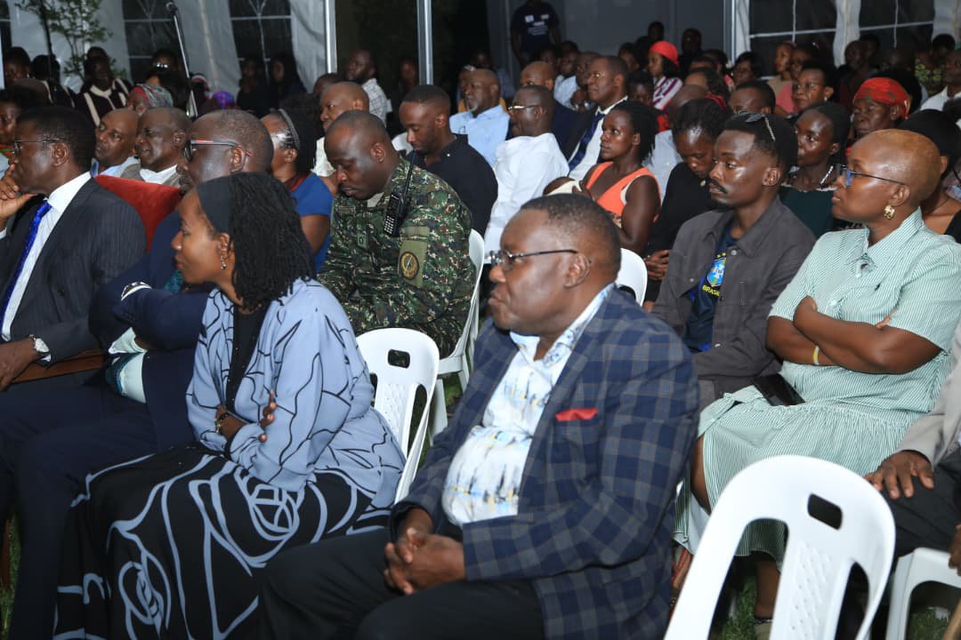 cpmayiga's tweet photo. Kitalo nnyo ekya Munnamateeka Dick Steven Mubiru Kalenge!

Omugenzi abadde munnamateeka mukuukutivu nnyo, ng'oggyeko okubeera omu ku batandisi ba Kalenge Bwanika Kisubi & co. Advocates '@kbkadvocatesUg' aweereza bulungi Eggwanga lye Buganda ne Uganda okutwaliza awamu. Yaweerezaako ne ku bboodi ya Buganda Land Board.

Nneetabye mu kusabira omwoyo gw'omugenzi mu maka ge e Bbunga akawungeezi ka leero.

Tunyoleddwa nnyo okuviibwako munnamateeka munnaffe, abadde akola emirimu gye n'obukugu ate mu bwegendereza. Ekisaawe ky'ebyamateeka kijja kumusubwa nnyo.

Nsaasira nnyo abooluganda n'emikwano gy'omugenzi, era tusaba Katonda omwoyo gwe agwanirize na kisa.🙏
