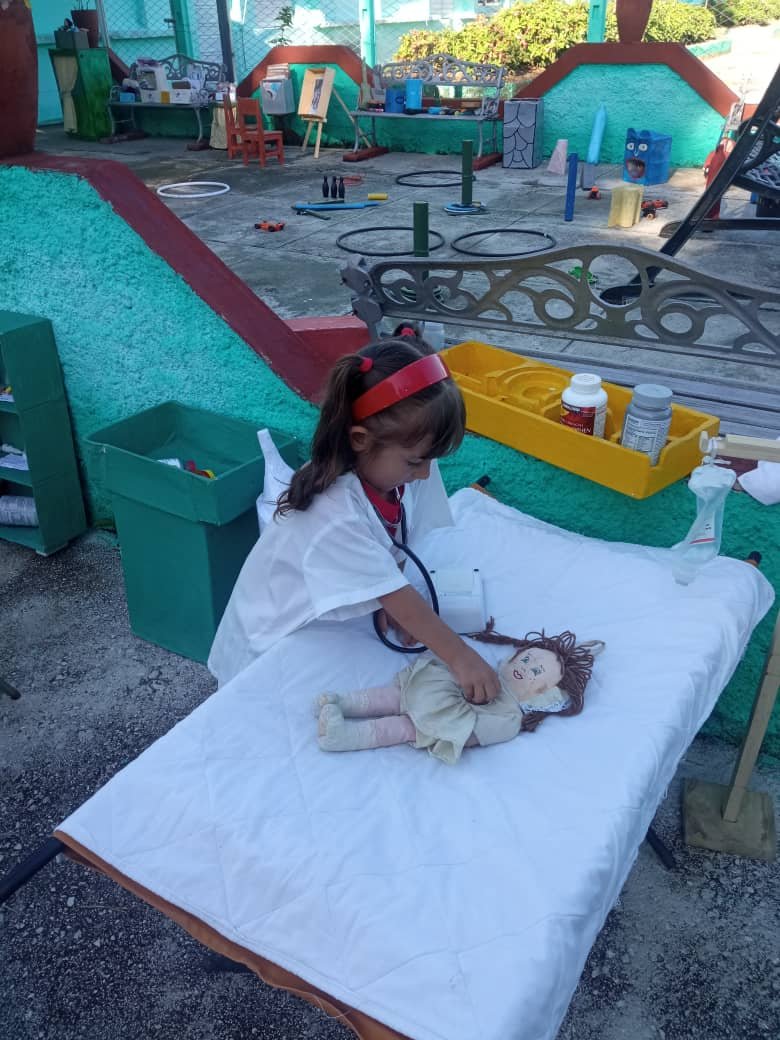 InfanciaSancti's tweet photo. Se observa hoy en la casita infantil Los Vaqueritos de mi Reina el esfuerzo de quienes entienden que los primeros años son decisivos, se combina la pedagogía con la ternura, logrando que los niños aprendan a ser autónomos y felices en un entorno que los protege y los impulsa. https://t.co/UeAcErPiBS