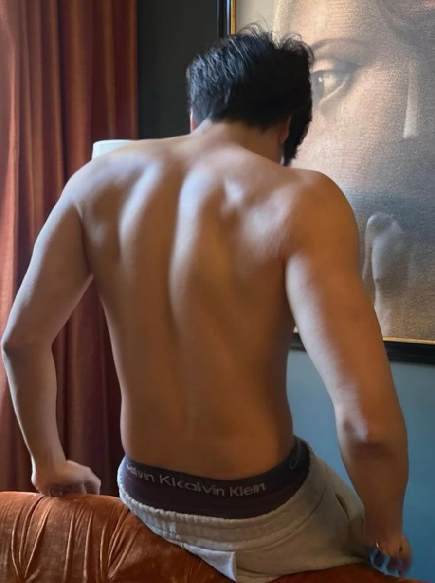 joongindunk's tweet photo. The shoulders that he puts his legs on while  he .... ... https://t.co/5jVYQeZaH8