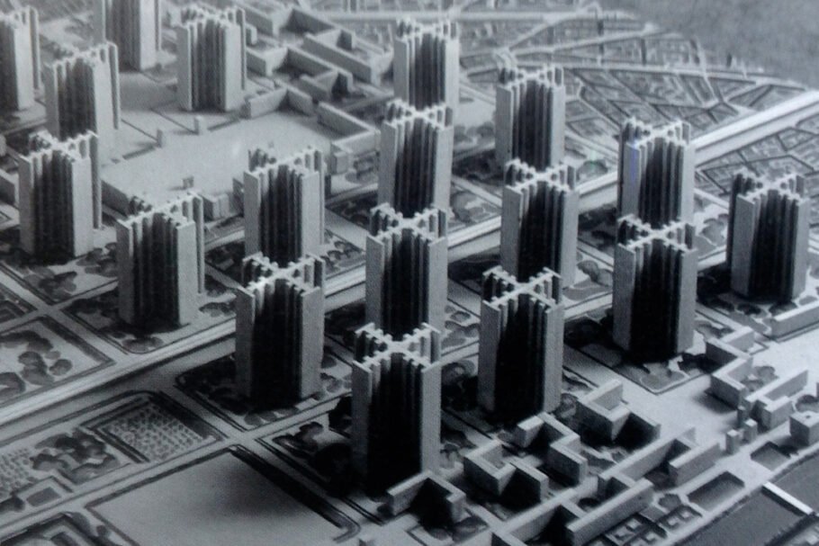 nefasteu's tweet photo. inspirado pelo desejo carioca dum "rio sem ruas", o governador douglas demole todo o núcleo histórico da cidade e constrói em seu lugar o utópico plano voisin de le corbusier. um modelo urbano onde todos os edifícios são construídos sobre pilotis, liberando o solo para a livre circulação de pessoas, animais e veículos.
douglas, um homem do futuro.