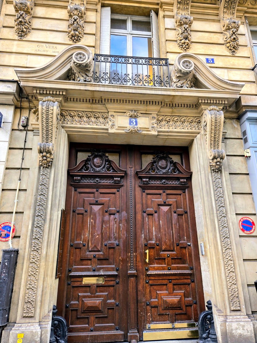 MichelleMoggio's tweet photo. The #architecture of the 8th arrondissement is breathtaking #Paris #TheParisEffect #ParisDoors #travel https://t.co/uaklL0nLDP