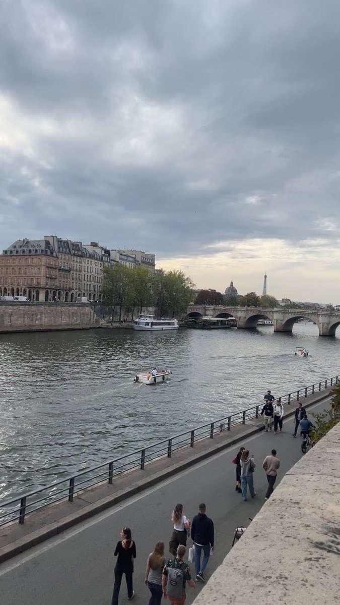 r79579's tweet photo. اذا حسيت روحك مب اوكي اشرب قهوتك في باريس🇫🇷☕️ https://t.co/2UhvRd8qCl