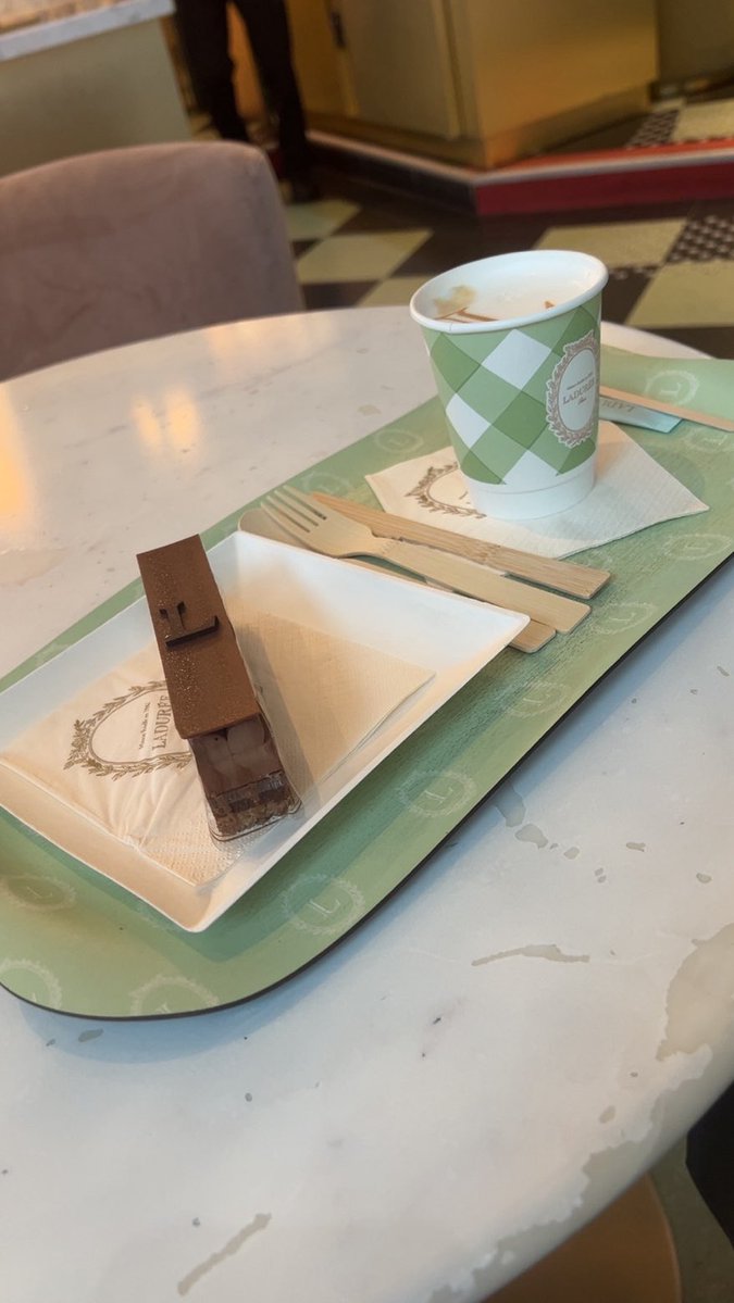 r79579's tweet photo. اذا حسيت روحك مب اوكي اشرب قهوتك في باريس🇫🇷☕️ https://t.co/2UhvRd8qCl