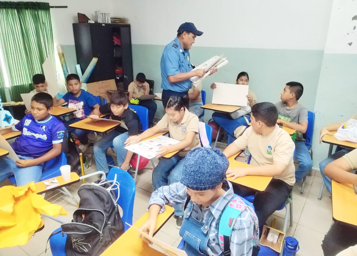BCBRP's tweet photo. 🚒 En Veraguas, bomberos capacitan a estudiantes y docentes sobre prevención de incendios y desalojos. 

¡Conocer las rutas y mantener la calma puede salvar vidas! 

#BCBRP https://t.co/QprY3wiDQR