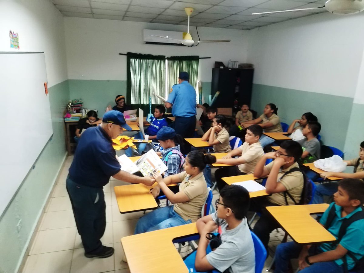 BCBRP's tweet photo. 🚒 En Veraguas, bomberos capacitan a estudiantes y docentes sobre prevención de incendios y desalojos. 

¡Conocer las rutas y mantener la calma puede salvar vidas! 

#BCBRP https://t.co/QprY3wiDQR