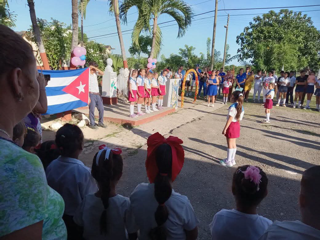 DGEJaruco's tweet photo. Hoy 8 de octubre del 2026 en la Instalación Educativa: América Latina de Jaruco, se presentaron los Círculos de Interés Pedagógicos conformados.  
"Enseñar puede cualquiera, pero educar solo quien sea un evangelio vivo"
#MinedCuba #MayabequeJaruco
#CirculosDeInterésPedagógicos https://t.co/kXMRDytGcO