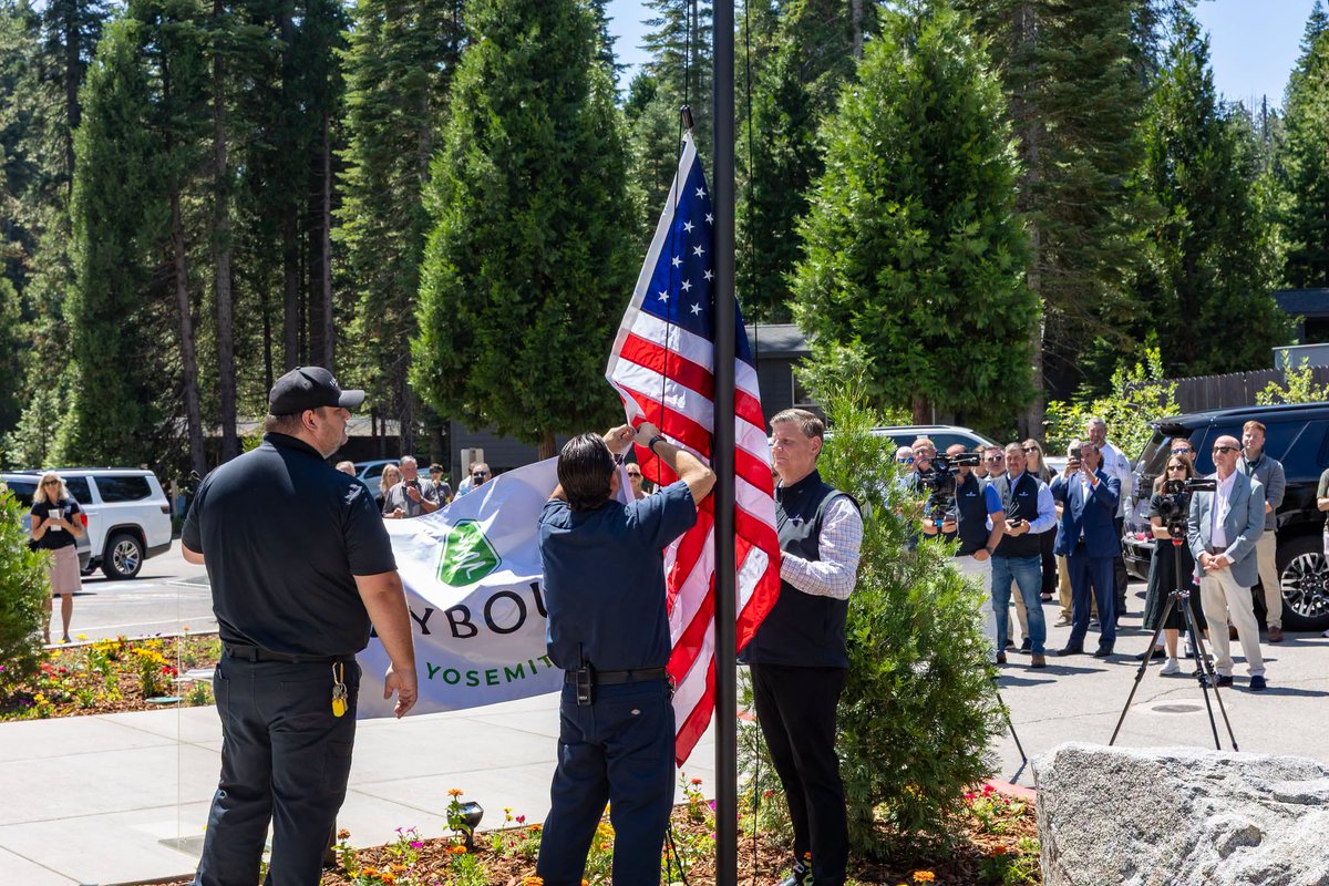 JerryJacobsJr's tweet photo. We’re proud to celebrate the grand opening of Waybound Yosemite, the first location of Delaware North’s new premium alternative lodging brand.
Bringing together National Park Service representatives, local leaders and members of the Delaware North team. https://t.co/338OBjHBPX