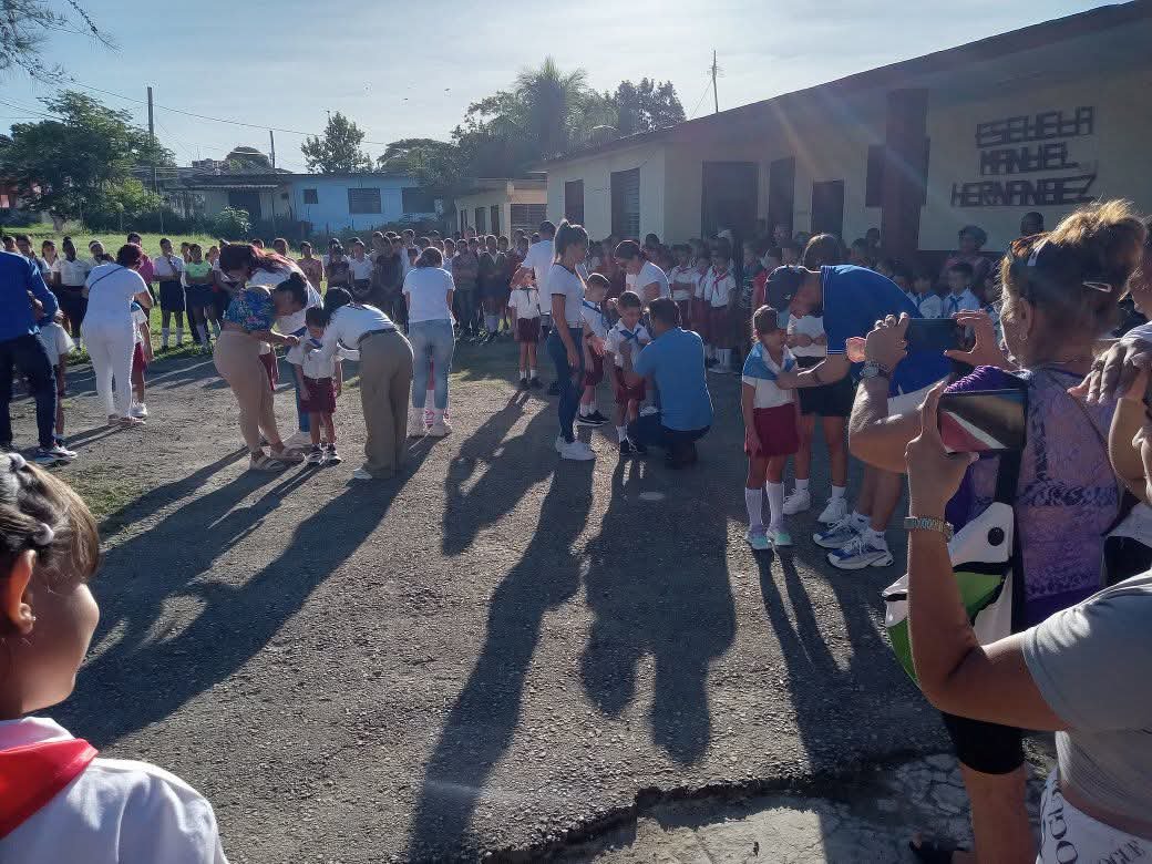DGEJaruco's tweet photo. Hoy 8 de octubre del 2026 en la Instalación Educativa: América Latina de Jaruco, se presentaron los Círculos de Interés Pedagógicos conformados.  
"Enseñar puede cualquiera, pero educar solo quien sea un evangelio vivo"
#MinedCuba #MayabequeJaruco
#CirculosDeInterésPedagógicos https://t.co/kXMRDytGcO