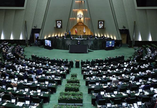 seyedhadikasaei's tweet photo. یکی شون رفت زندان چون حرف نامربوط می زد
یکی شون داره زمین و خاک به افغانی ها هدیه میکنه
یکی شون دنبال گنج هست
یکی شون کل اموال و دارایی تراکتور را هدیه داده به ابربدهکار بانکی
یکی شون هم به سرباز سیلی میزنه
اون یکی هم با اسکناس تقلبی در انتخابات تبلیغ کرده رای آورده
#مجلس راس امور است؟