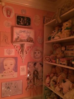 ange1ofdecay's tweet photo. nicole + her doll collection https://t.co/IPMDx1CKeH