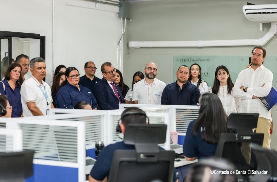 elsalvadornews_'s tweet photo. @AgriculturaSV @CENTAELSALVADOR @ITU @UEenElSalvador #AgroConecta es uno de los principales resultados del proyecto #MERIAN con financiamiento de @UEenElSalvador impulsando la transformación digital del sector agroalimentario para acercar conocimientos, servicios e información a las poblaciones rurales. 🌾💡 https://t.co/5RC4q1yVmI