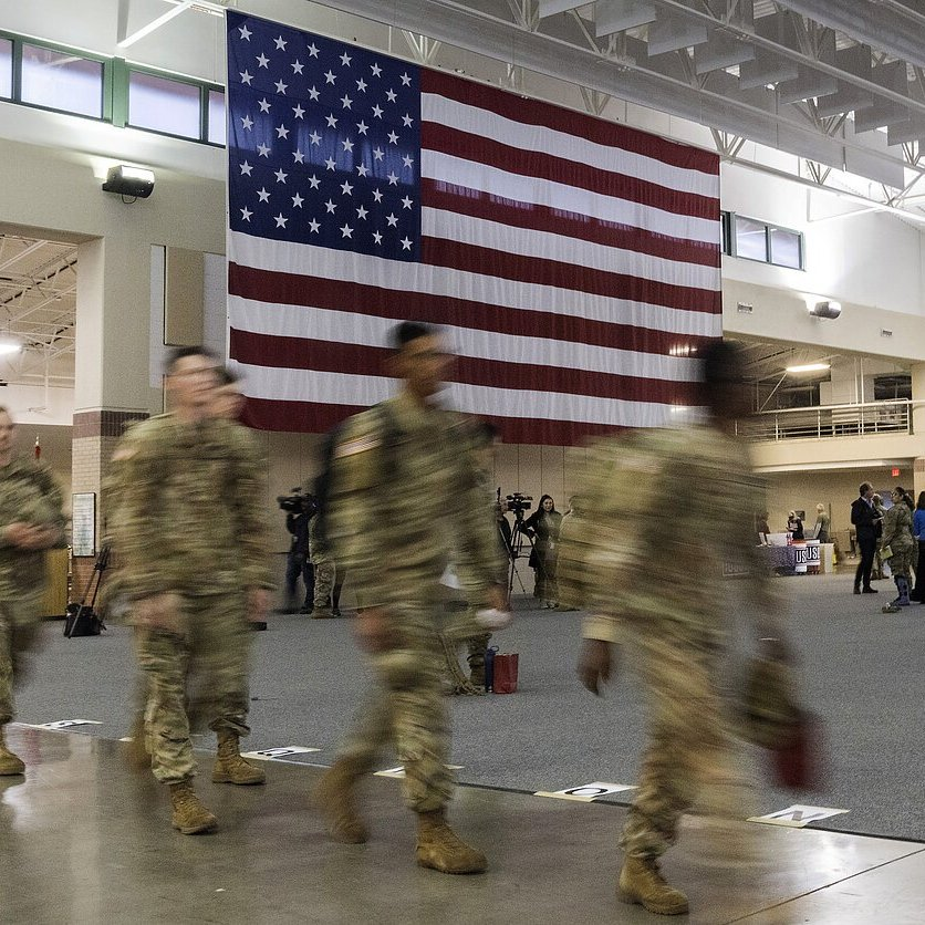 republiqueBRA's tweet photo. 🚨 🇺🇸 Exército prevê o uso das Forças Armadas em ações coordenadas com os EUA na fronteira, além da possível instalação de uma base americana no Brasil em um eventual governo de Flávio Bolsonaro. https://t.co/TwyLqzS59Q