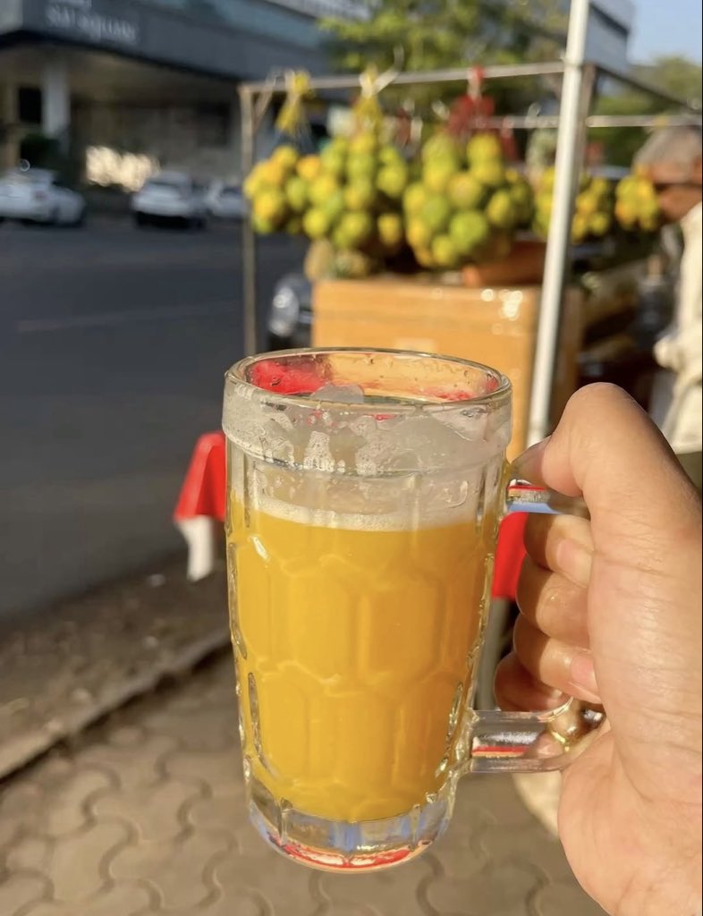 HeyitsLenn's tweet photo. Orange juice after a morning jog is mandatory in my book. 🍊🏃‍♂️

Fresh, refreshing, and the perfect way to start the day!
Morning workout ✅ Orange juice ✅ Good mood ✅ https://t.co/Yi7kxLP0kd