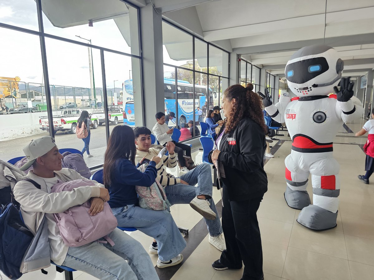 ECU911Ambato's tweet photo. 📍 #Ambato | @JManceroE, Coordinadora Zonal 3 del @ECU911_, junto a nuestro superhéroe Ecutrón, visitaron los terminales de la ciudad de Ambato para socializar la #LíneaÚnicaParaEmergencias  y la operatividad del ECU 911 durante este #FeriadoSeguro. 🦸‍♂️📲

🚌 Compartiendo información con pasajeros y usuarios, promoviendo el uso adecuado del 9-1-1 y una cultura de prevención para disfrutar de este feriado. 🤝🚨
