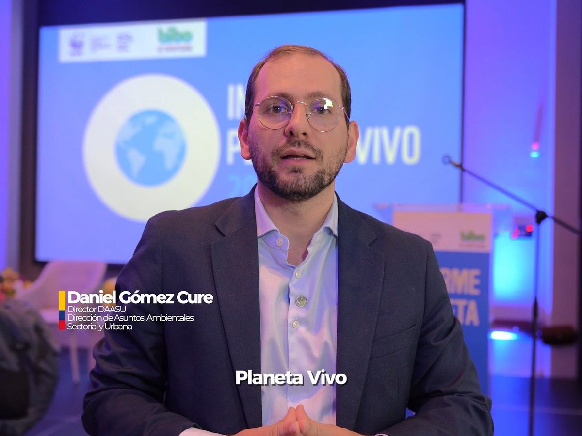 A man identified as "Daniel Gómez Cure, Director DAASU, Dirección de Asuntos Ambientales Sectorial y Urbana" speaks at an event, with text "Planeta Vivo" displayed.