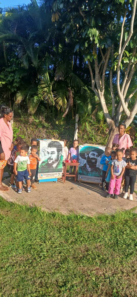 DGEJaruco's tweet photo. Los pequeños y seños del Jardín Infantil. "Florecitas del Campo" rinden homenaje a dos personalidades históricas que son símbolo de justicia, bondad y alegría para ellos.
#MinedCuba #Mayabeque #CamiloyChé #LaPrimeraInfanciaImporta #PorCuba https://t.co/GrxO90Rqs3