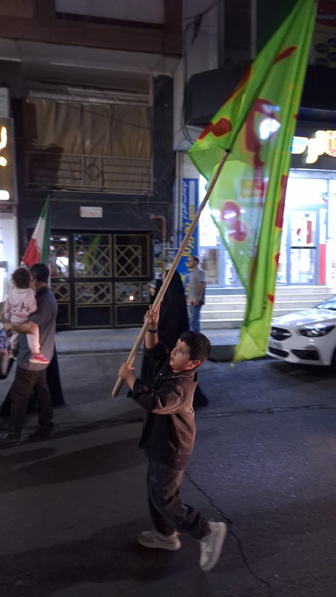 MhaAgh17's tweet photo. پدرش ۹ اسفند ۱۴۰۴ شهید شد...
هر شب داره پرچمداری میکنه و با مادر و خواهر و برادرش میان تجمع شبانه...

تا همچین قهرمان هایی داریم پرچم ایران و انقلاب هیچ وقت زمین نمیفته

دویست و بیست و دومین شب حضور مردم https://t.co/skC7Flx874