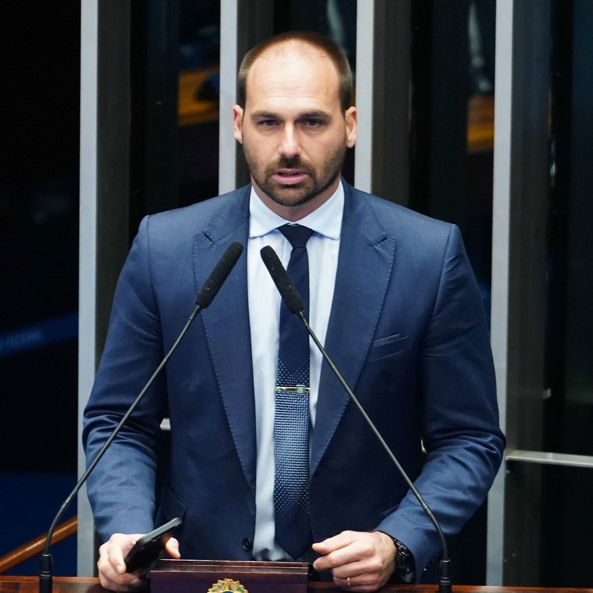 joaovictorfelix's tweet photo. 🚨 AGORA: Alexandre de Moraes mandou expedir o mandado de prisão de Eduardo Bolsonaro e cancelar seus passaportes. Condenado a 4 anos e 2 meses por tentar interferir no processo da trama golpista, ele agora vai ter que responder pelo que fez. https://t.co/r4YFbeyEmc
