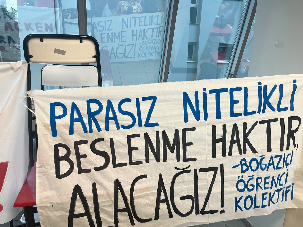 kolektifler47's tweet photo. “Üniversite öğrencilerimizin barınma ihtiyacını karşılıyor, 2 öğün yemek ikram ediyoruz.”

Buradan bakınca pek de öyle durmuyor. 

📷 | 5-6-7-8 Ekim, Boğaziçi Üniversitesi, yemekhane mücadelesi https://t.co/PWSnGAmuXh