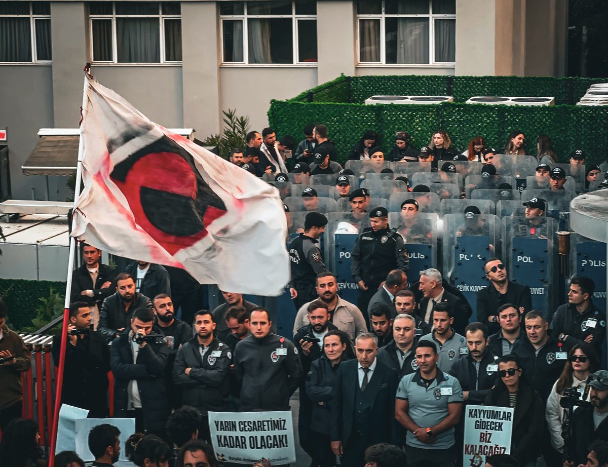 kolektifler47's tweet photo. “Üniversite öğrencilerimizin barınma ihtiyacını karşılıyor, 2 öğün yemek ikram ediyoruz.”

Buradan bakınca pek de öyle durmuyor. 

📷 | 5-6-7-8 Ekim, Boğaziçi Üniversitesi, yemekhane mücadelesi https://t.co/PWSnGAmuXh