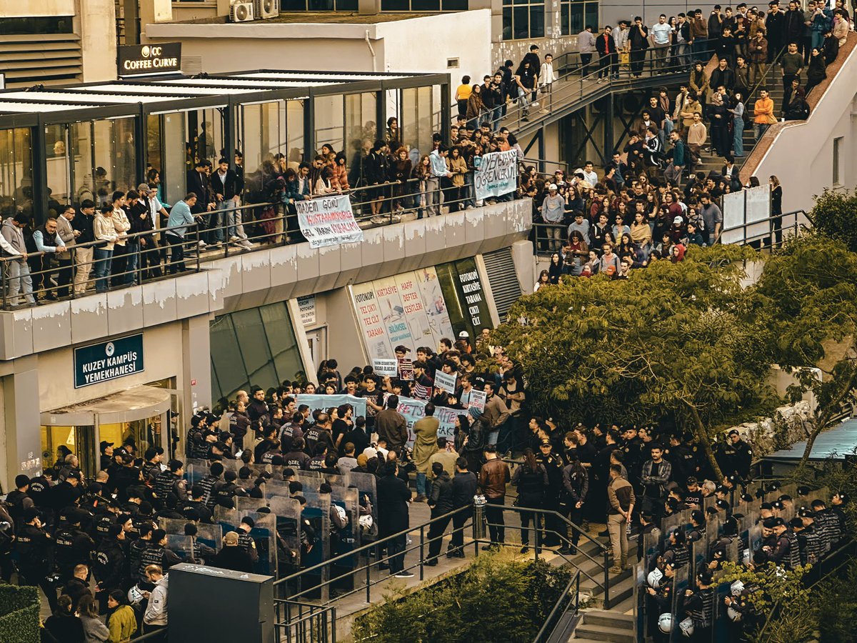 kolektifler47's tweet photo. “Üniversite öğrencilerimizin barınma ihtiyacını karşılıyor, 2 öğün yemek ikram ediyoruz.”

Buradan bakınca pek de öyle durmuyor. 

📷 | 5-6-7-8 Ekim, Boğaziçi Üniversitesi, yemekhane mücadelesi https://t.co/PWSnGAmuXh