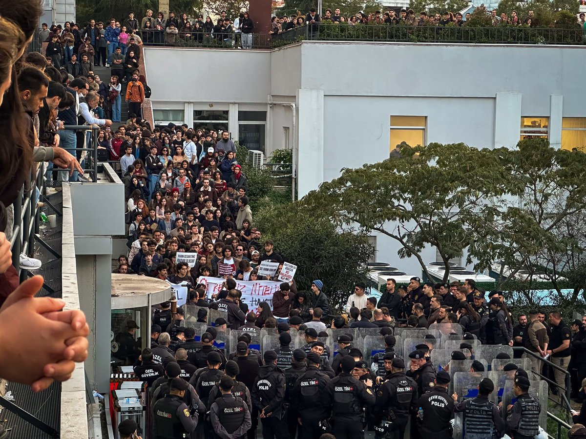 kolektifler47's tweet photo. “Üniversite öğrencilerimizin barınma ihtiyacını karşılıyor, 2 öğün yemek ikram ediyoruz.”

Buradan bakınca pek de öyle durmuyor. 

📷 | 5-6-7-8 Ekim, Boğaziçi Üniversitesi, yemekhane mücadelesi https://t.co/PWSnGAmuXh