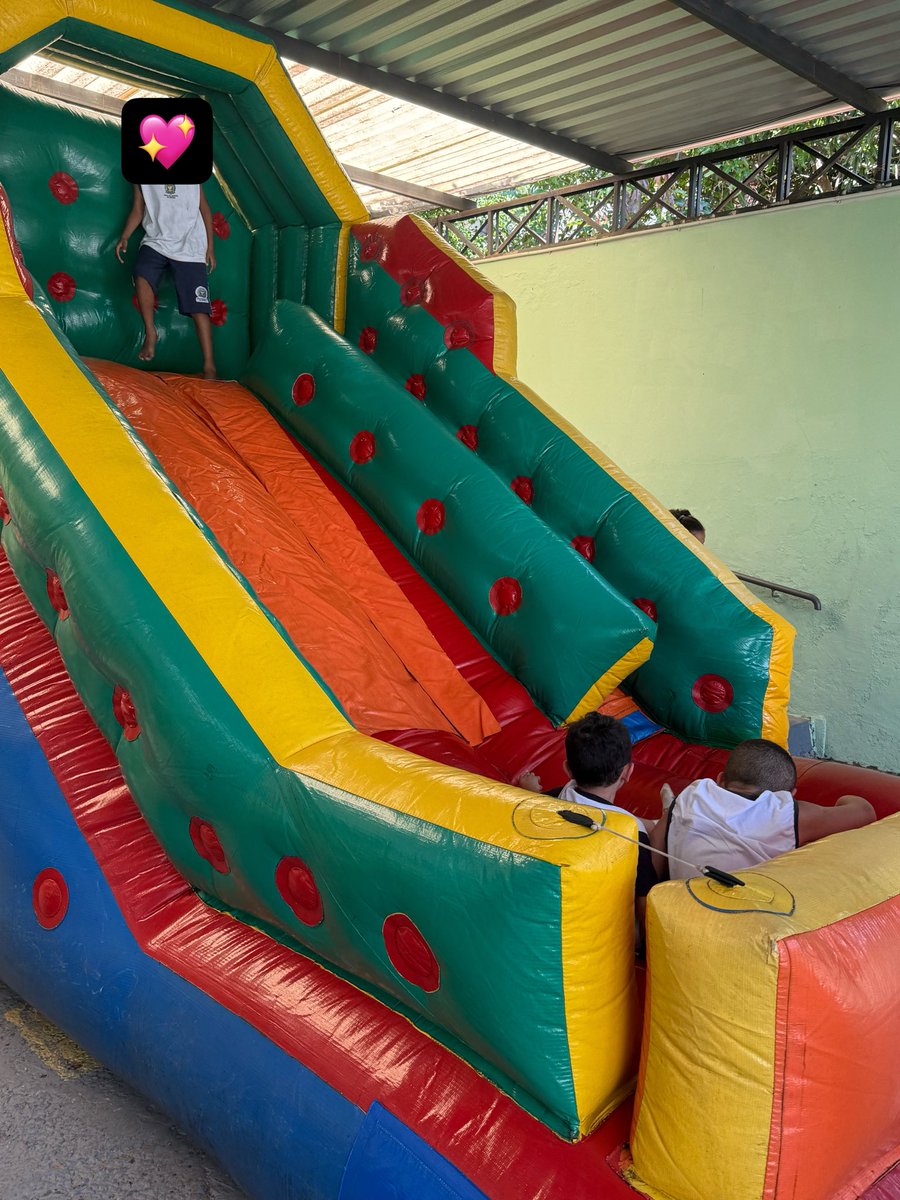 evertingoes's tweet photo. conseguimos levar um brinquedao inflável para eles tb e foi mt divertido brincamos muitoooo encheu meu coração de carinho …. mas ai no caminho voltando para a empresa os voluntários compartilharam algumas histórias dessas crianças e meu deus eh mt triste https://t.co/EsY0hE2DRe