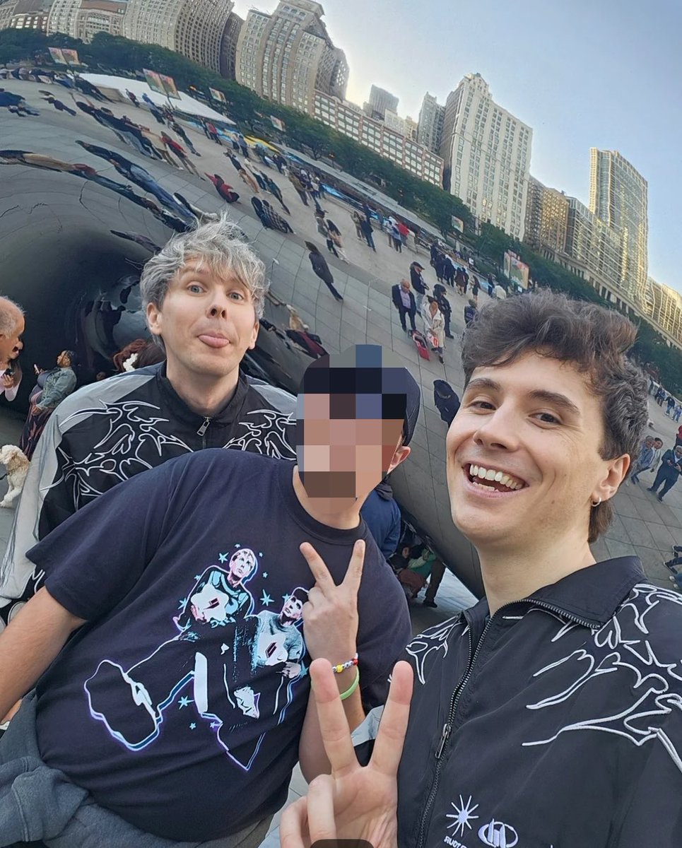 howellslesbians's tweet photo. DIP AND PIP AT THE BEAN https://t.co/9FYJvDcx14
