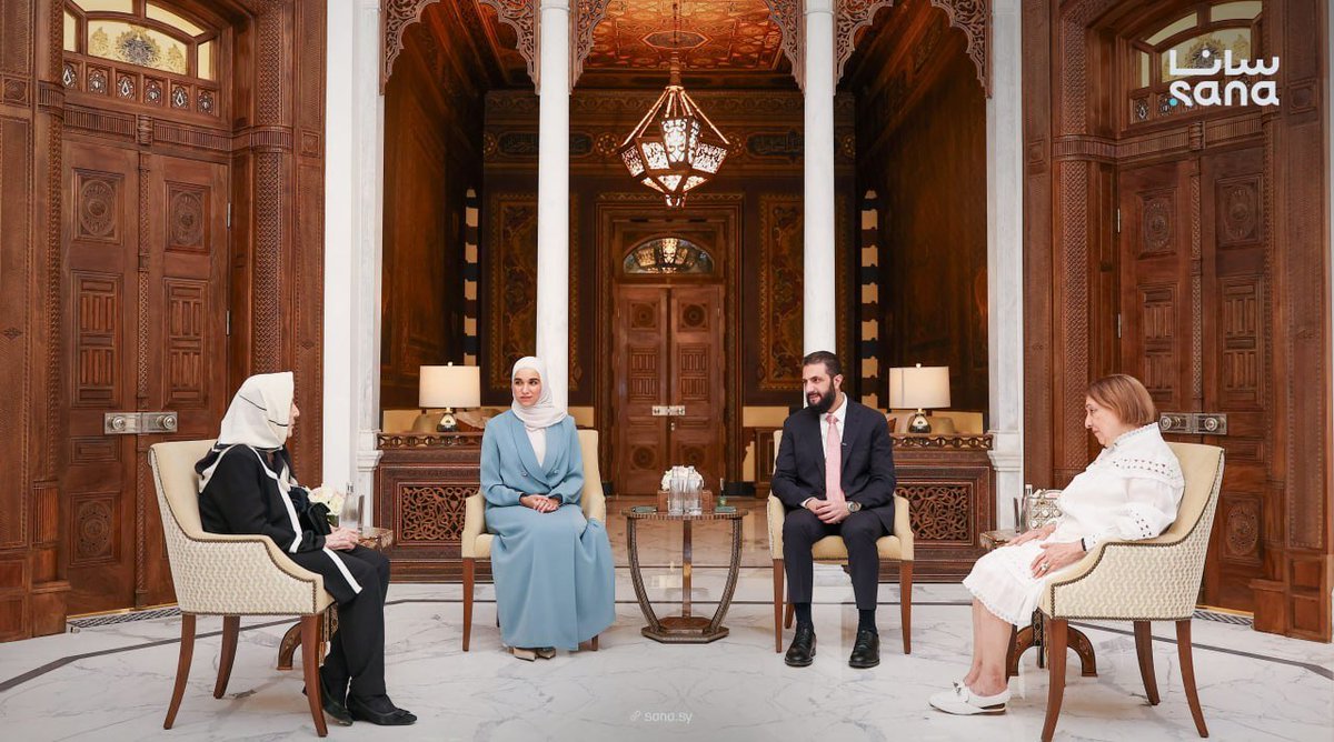 Sana__gov's tweet photo. فخامة الرئيس أحمد الشرع وعقيلته السيدة لطيفة الدروبي يلتقيان، اليوم الخميس في قصر المهاجرين بدمشق، السيدة هالة شكري القوتلي، ابنة الرئيس الراحل شكري القوتلي، والسيدة إلهام محمد العايش، ابنة الوزير الأسبق محمد العايش.

وجرى، خلال اللقاء، استحضار محطات من التاريخ الوطني السوري، والحديث عن دور الشخصيات التي أسهمت في الحياة السياسية والوطنية خلال مرحلة الاستقلال وبناء مؤسسات الدولة السورية، ومن بينها الرئيس الراحل شكري القوتلي والوزير الأسبق محمد العايش.

#سانا