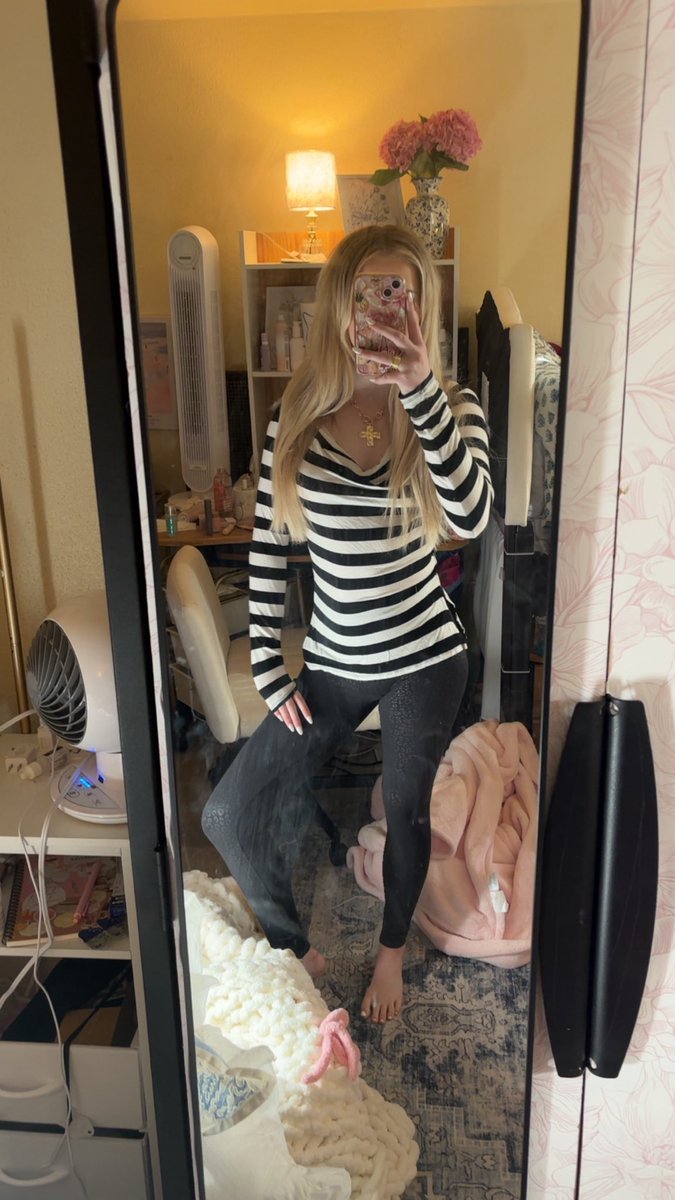 freshnegoddess's tweet photo. Let’s play forced intox
Let’s get you weak

I wil take advantage of your weakness and then I will control everything in your life😈

 – #Findom #blackmail #forced #intox https://t.co/KTnwJ9azlL