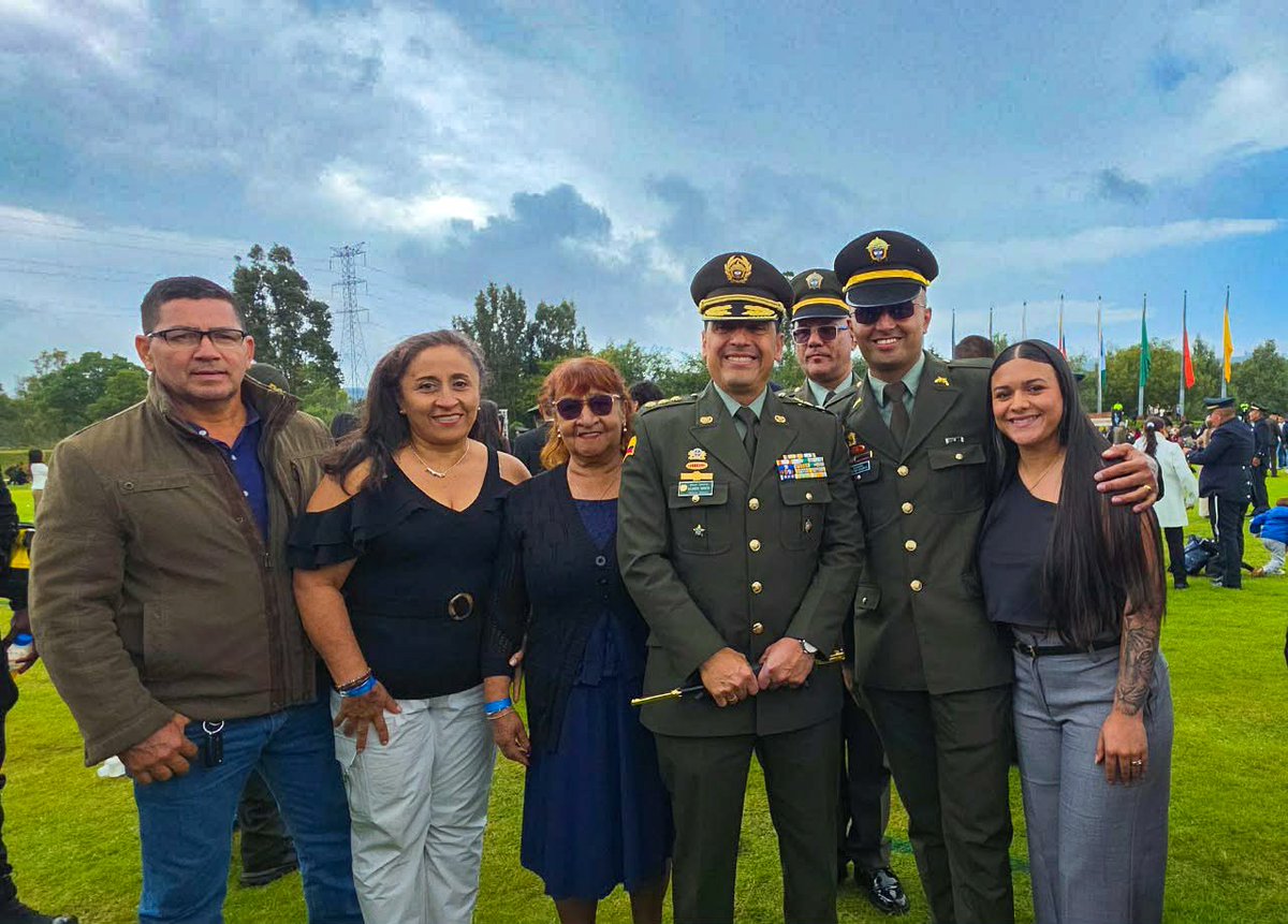 GaulaPolicia's tweet photo. ¡Felicitaciones por su ascenso!

 Hoy reconocemos con orgullo a nuestros hombres y mujeres GAULA, cuyo compromiso, disciplina y vocación de servicio contribuyen a prevenir y combatir el secuestro y la extorsión. https://t.co/cTnnh2nR2f