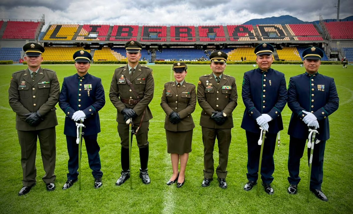 GaulaPolicia's tweet photo. ¡Felicitaciones por su ascenso!

 Hoy reconocemos con orgullo a nuestros hombres y mujeres GAULA, cuyo compromiso, disciplina y vocación de servicio contribuyen a prevenir y combatir el secuestro y la extorsión. https://t.co/cTnnh2nR2f