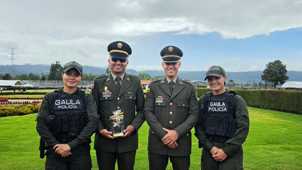 GaulaPolicia's tweet photo. ¡Felicitaciones por su ascenso!

 Hoy reconocemos con orgullo a nuestros hombres y mujeres GAULA, cuyo compromiso, disciplina y vocación de servicio contribuyen a prevenir y combatir el secuestro y la extorsión. https://t.co/cTnnh2nR2f