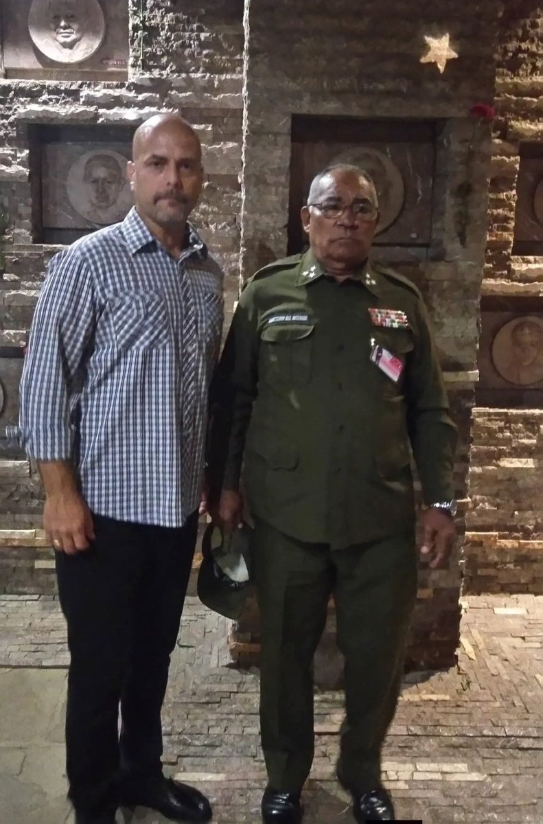 GHNordelo5's tweet photo. Cuando se tiene el honor de rendir tributo a #CheGuevara y sus compañeros, con uno de los sobrevivientes de su guerrilla: Leonardo Tamayo Núñez, "Urbano". #Cuba #CheVive #CDRCuba https://t.co/iAsneGdksY