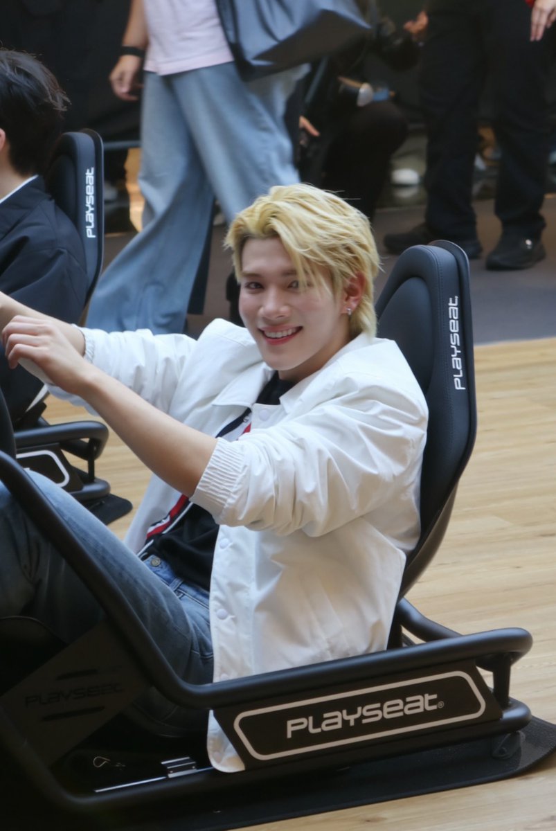 baehcmk's tweet photo. can’t make it to his solo concert but glad that i could make it to his first event in sg 🥹🤍 

TOMMY CADILLAC F1 WITH FOURTH

#TommyHilfigerxFourth 
#TommyHilfiger #TommyFamily https://t.co/FcG7g7nkTo