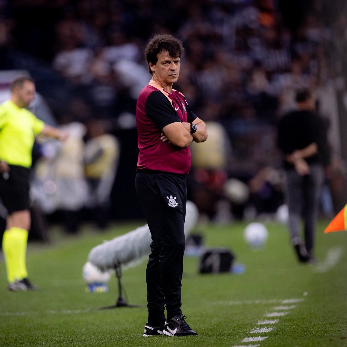 futebol_info's tweet photo. 🚨 BASTIDORES | Memphis Depay foi contra demissão de Diniz no Corinthians

O holandês considerou que a atitude da diretoria foi PRECOCE.

Depay apostava em mais tempo ao lado de GARRO e YURI ALBERTO, formação vista por ele como capaz de mudar a situação do time.

Na visão de Depay, a demissão interrompeu o trabalho quando o Corinthians começava a recuperar condições que faltaram durante boa parte da passagem de Diniz.

Além disso, o camisa 10 indicava nos bastidores que Diniz havia sido determinante para sua permanência no clube.

🗞️ @OGlobo_Esportes | @diogodantas 
📸 Rodrigo Coca/SCCP