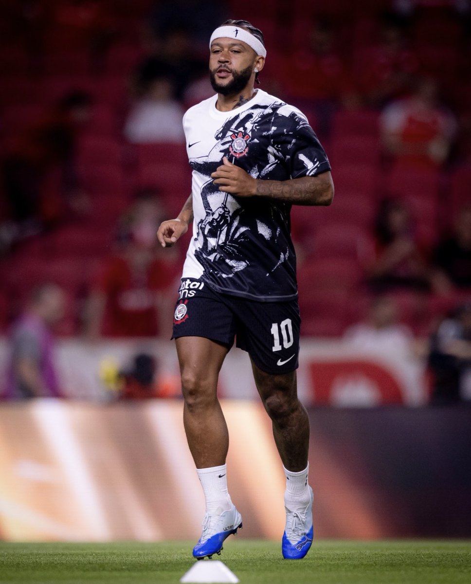 futebol_info's tweet photo. 🚨 BASTIDORES | Memphis Depay foi contra demissão de Diniz no Corinthians

O holandês considerou que a atitude da diretoria foi PRECOCE.

Depay apostava em mais tempo ao lado de GARRO e YURI ALBERTO, formação vista por ele como capaz de mudar a situação do time.

Na visão de Depay, a demissão interrompeu o trabalho quando o Corinthians começava a recuperar condições que faltaram durante boa parte da passagem de Diniz.

Além disso, o camisa 10 indicava nos bastidores que Diniz havia sido determinante para sua permanência no clube.

🗞️ @OGlobo_Esportes | @diogodantas 
📸 Rodrigo Coca/SCCP