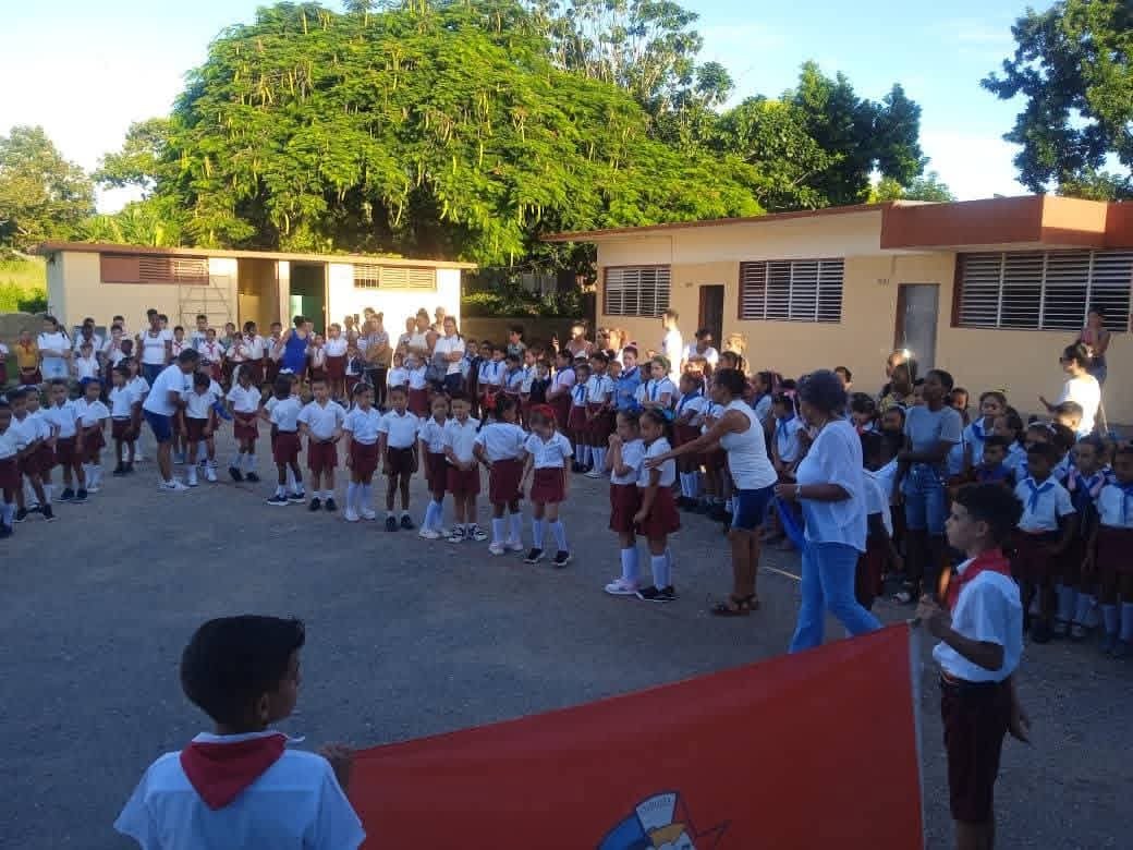 lu47652's tweet photo. #MinedCuba #Mayabeque #Jaruco #EducaciónDeCalidad #EducaciónQueTransforma. El contexto actual exige pioneros que no esperen instrucciones para ser solidarios, que no se dejen arrastrar por el consumismo ni por el individualismo, que defiendan la unidad como arma estratégica. https://t.co/XZw3TurPJY