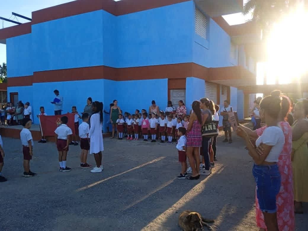 lu47652's tweet photo. #MinedCuba #Mayabeque #Jaruco #EducaciónDeCalidad #EducaciónQueTransforma. El contexto actual exige pioneros que no esperen instrucciones para ser solidarios, que no se dejen arrastrar por el consumismo ni por el individualismo, que defiendan la unidad como arma estratégica. https://t.co/XZw3TurPJY