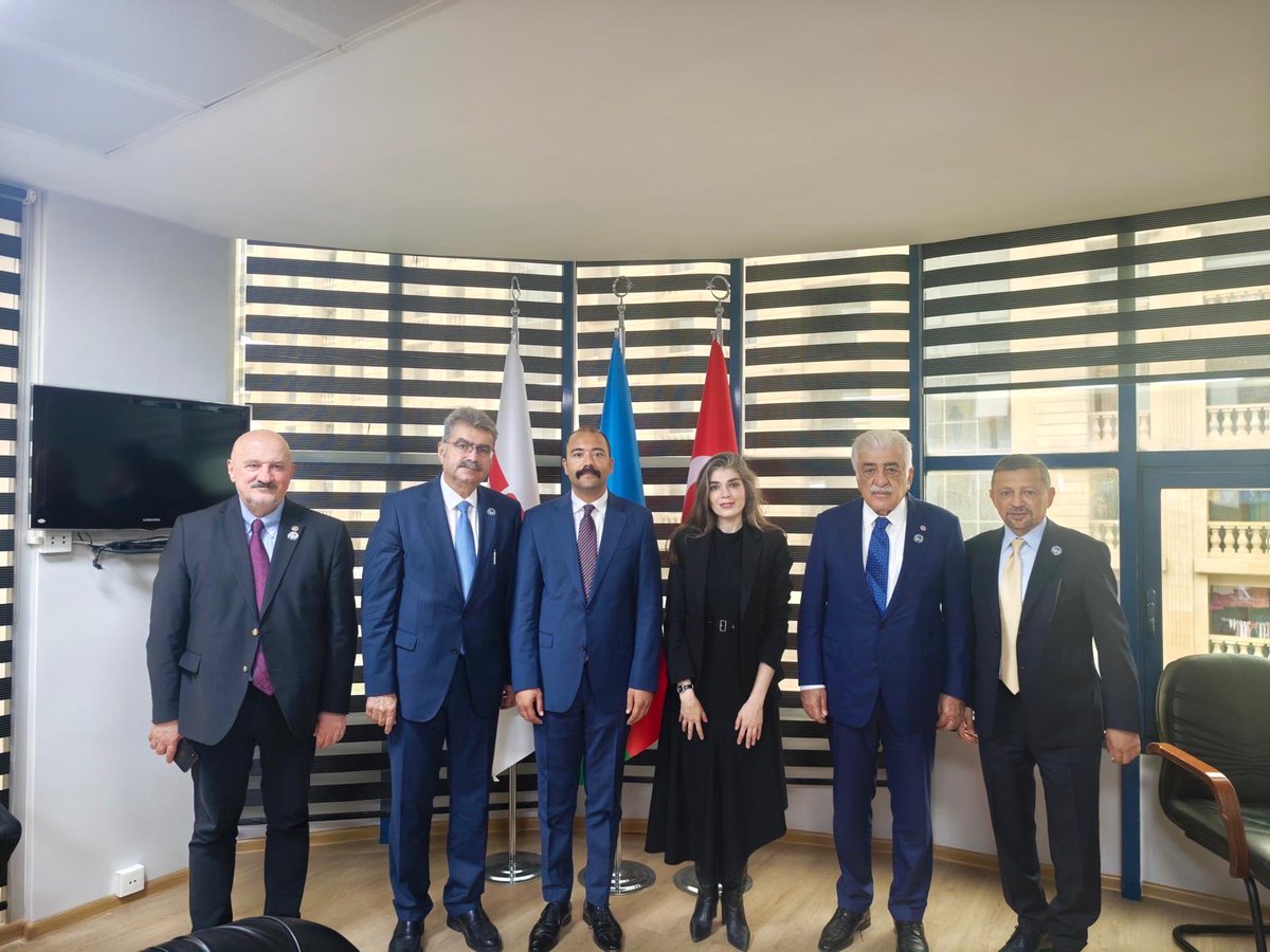 oerdem42's tweet photo. 📍 AZERBAYCAN 🇦🇿

Önceki Dönem Dışişleri Bakanımız Sayın Mevlüt Çavuşoğlu, Milletvekillerimiz Şamil Ayrım, Ahmet Erbaş ve Uğur Bayraktutan ile Aile ve Sosyal Hizmetler Bakan Yardımcımız Zafer Tarıkdaroğlu ile birlikte Azerbaycan’daki Büyükelçiliğimizi ve TRT Temsilciliğimizi ziyaret ettik.

Nazik ev sahiplikleri ve samimi sohbetleri için kendilerine teşekkür ediyor, iki kardeş ülke arasındaki güçlü bağların daha da pekişmesi temennisiyle çalışmalarında başarılar diliyorum.