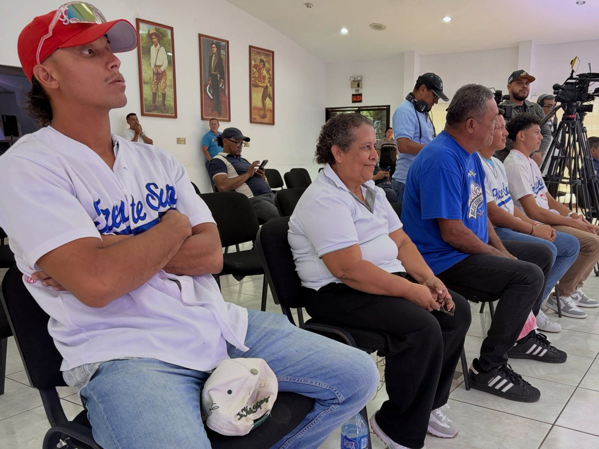 adiarionic's tweet photo. 🇳🇮🏅 El IND presentó su Informe Semanal de Promoción y Desarrollo del Deporte, destacando las principales actividades, resultados y logros del deporte nacional. 📑
🏆 También fue presentado el nuevo trofeo del "Campeonato de #Béisbol Germán Pomares Ordóñez 2026". https://t.co/Vwa2l6Sds7