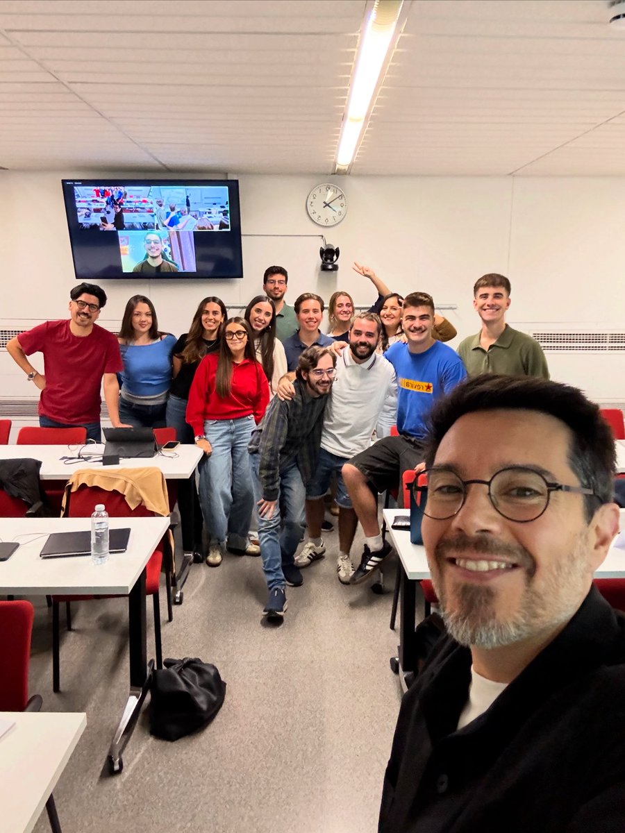 toniaira's tweet photo. Encara no hi som tots, a l’aula, però ja ha començat la festa a can @MasterCompolin 🥰✨ Grupàs i cursàs (electoral)… agafem-nos fort! 🚀 La 14 promoció #compolin ja roda a can @bsm_upf! Alegria màxima 🥹🫶🏼 https://t.co/QCGlpsJfKO